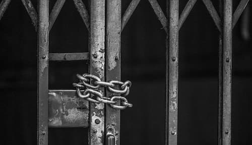closeup-chained-door